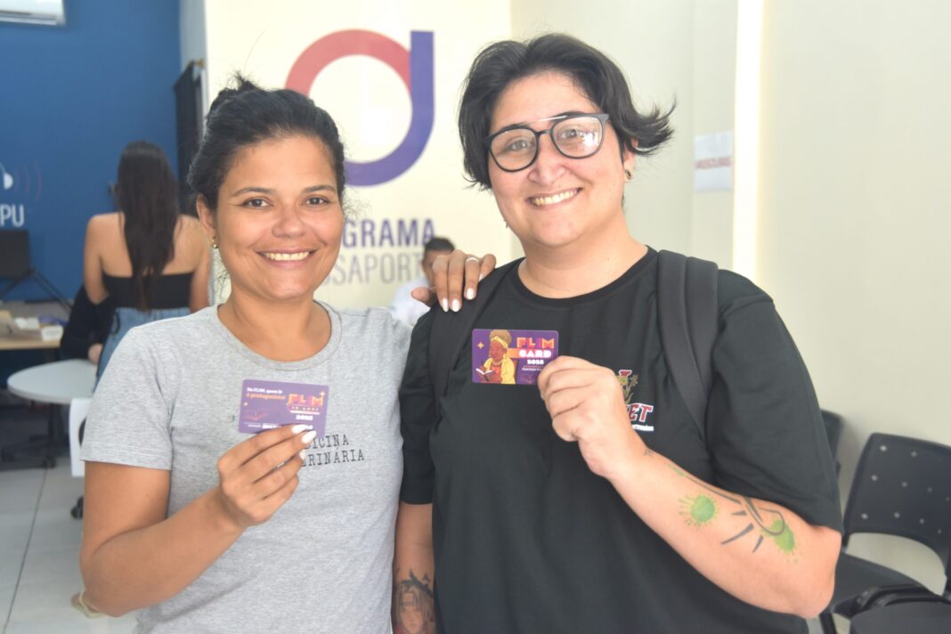 Estudantes fazem retirada de cartão para compra de livros na 10ª Festa Literária Internacional de Maricá