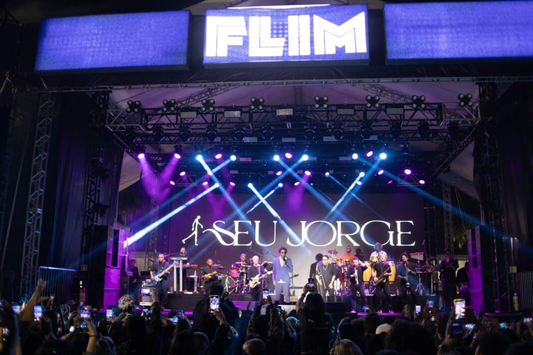 FLIM 2025: Seu Jorge encerra primeiro dia com show histórico em Maricá