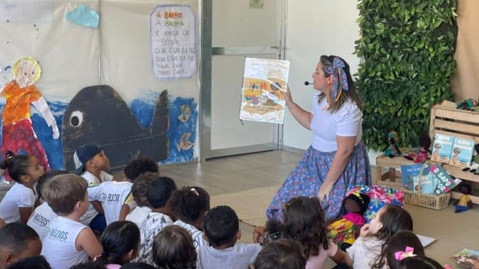 Livro “Ana Buziana” é distribuído nas creches e unidades de Educação Infantil de Búzios