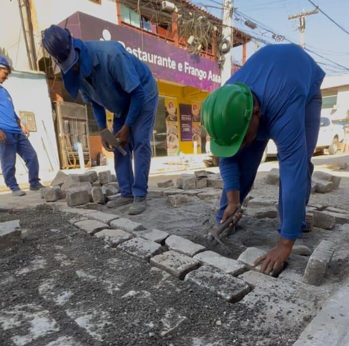 Mais de 120 famílias já foram beneficiadas com as obras de implantação da rede separativa de esgoto no bairro de Cem Braças