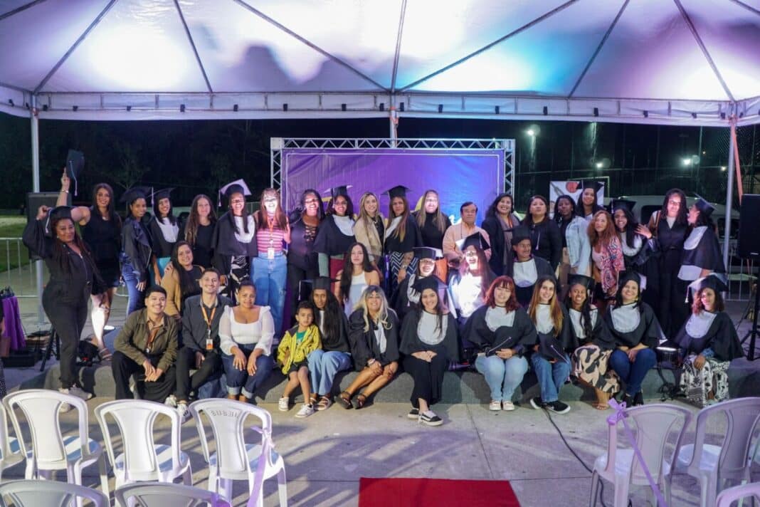 Prefeitura de Búzios realiza formatura dos cursos do Senac Escola-Móvel Pet e Escola-Móvel Beleza