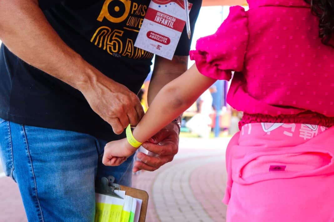 Prefeitura de Maricá distribui mais de 38 mil pulseiras de identificação para crianças durante a FLIM 2025
