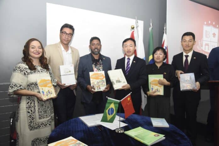 Prefeitura de Maricá lança Programa Escola Trilíngue com ensino de Português, Inglês e Mandarim