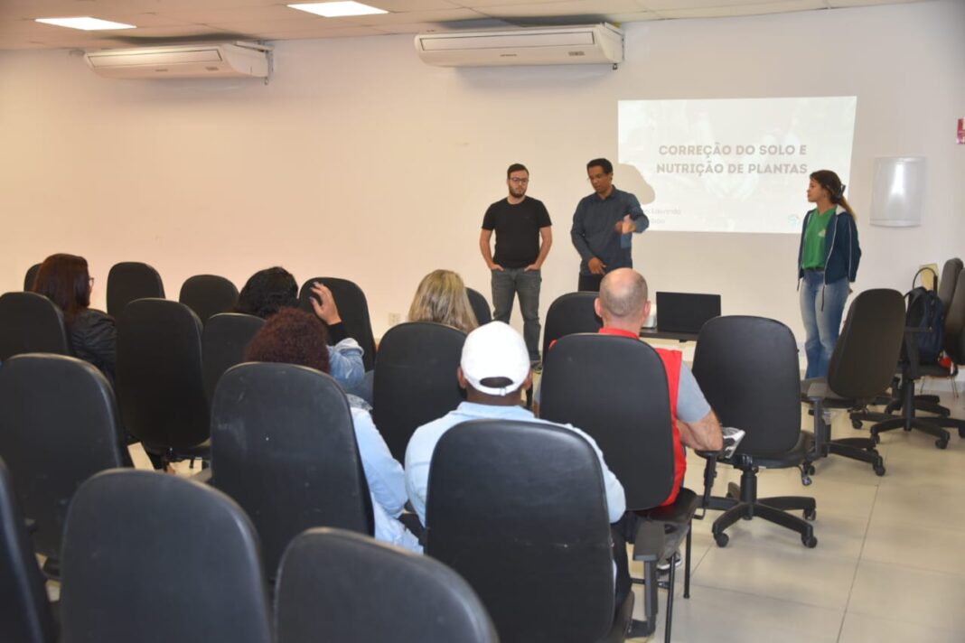 Prefeitura de Maricá promove palestra sobre correção do solo e nutrição das plantas para agricultores locais