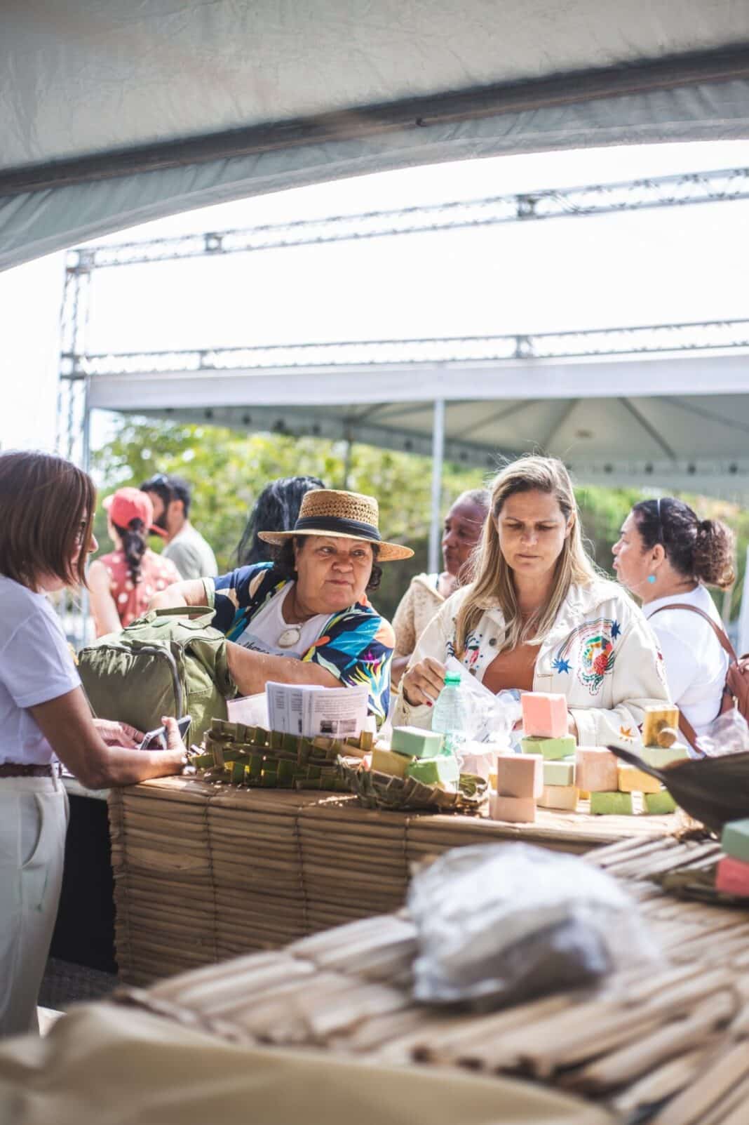 Alunas das Casas da Mulher Buziana expõem no Festival Búzios Circular
