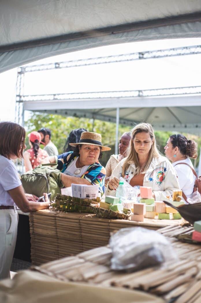 Alunas das Casas da Mulher Buziana expõem no Festival Búzios Circular