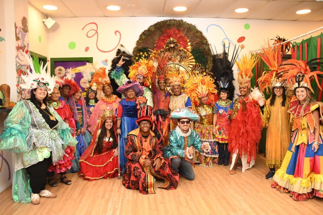 Alunos da Escola Municipal de Idosos de Maricá visitam a Cidade do Samba e vivenciam bastidores do Carnaval