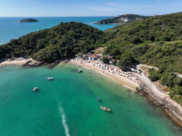 Búzios faz história e se torna a cidade com mais praias de Bandeira Azul no Rio
