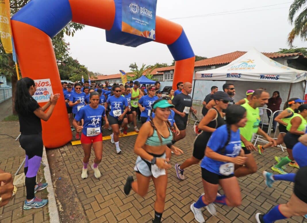 Centenas de pessoas participam da 1ª Corrida da Guarda Civil Municipal em Búzios