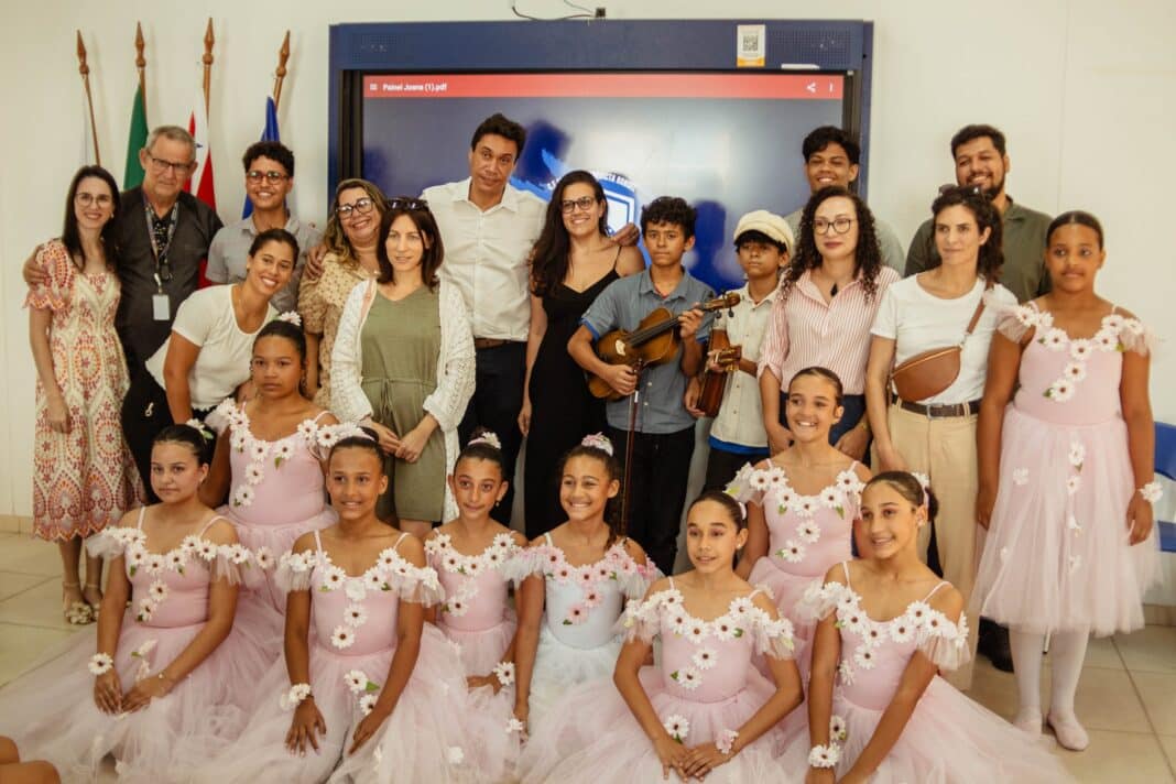 Comitiva francesa conhece projeto Interfronteiras de Maricá, voltado para estudantes do ensino público municipal