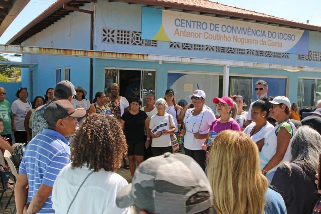 Dezenas de idosos de Búzios participam de apitaço em alusão ao Dia Internacional da Pessoa Idosa