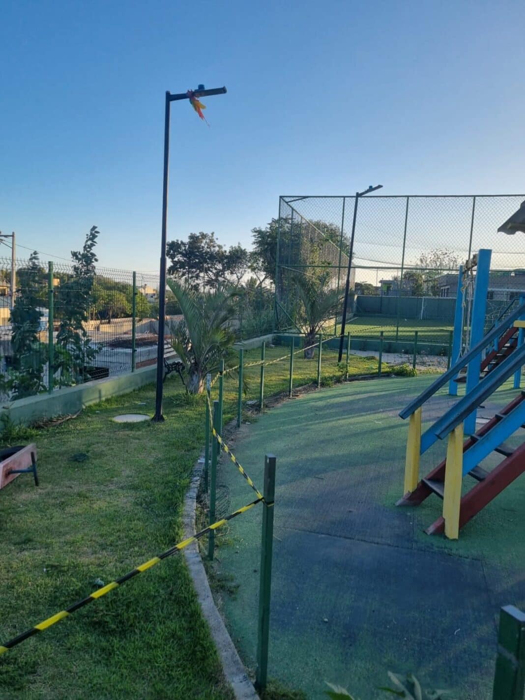 Escavação irregular no bairro Vila Verde causa interdição do campo Society pela Defesa Civil de Búzios