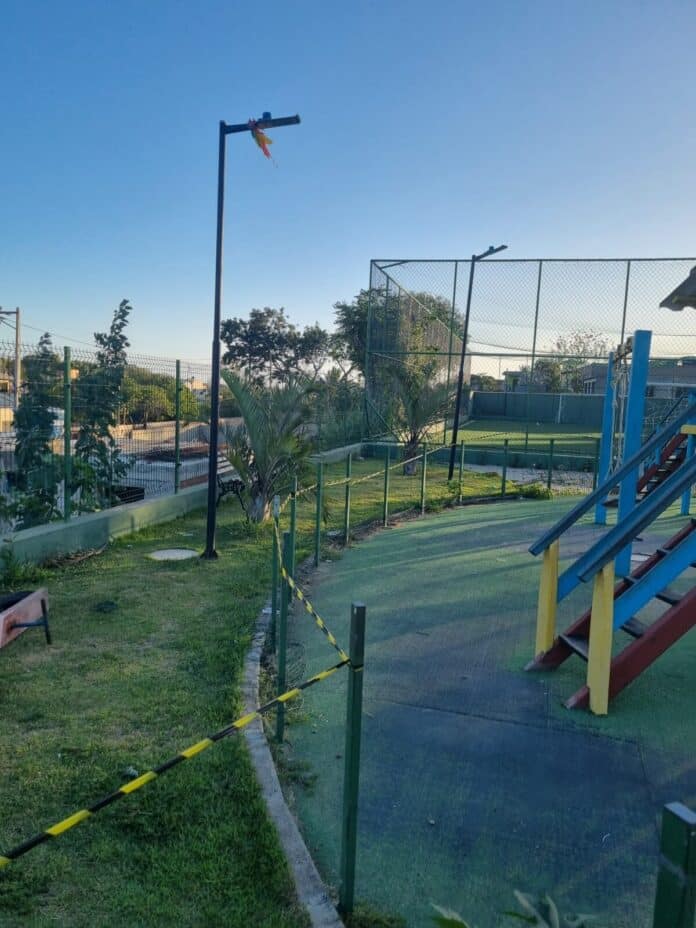 Escavação irregular no bairro Vila Verde causa interdição do campo Society pela Defesa Civil de Búzios