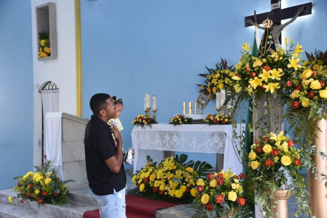 Maricá: festa de Nossa Senhora Aparecida leva fiéis para capela no município