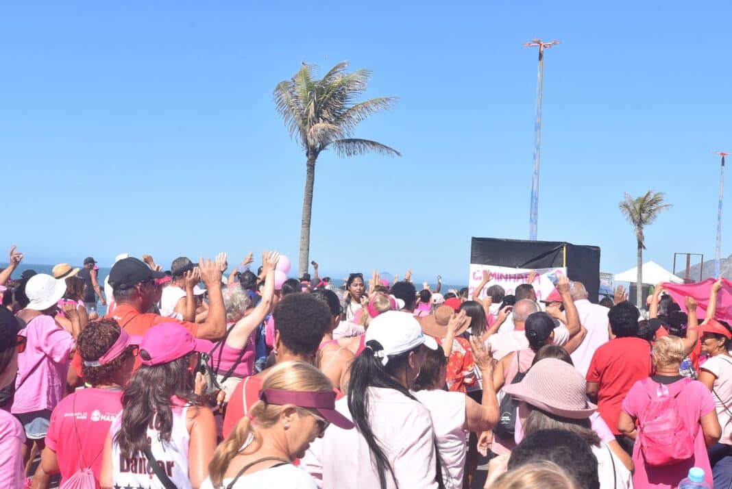Outubro Rosa: Caminhada da Terceira Idade reúne centenas de pessoas em Maricá