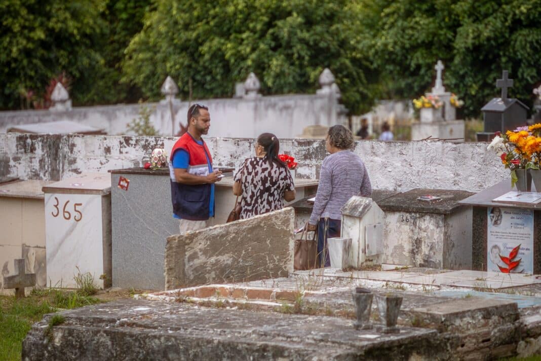 Cemitério de Maricá recebe milhares de pessoas no feriado do Dia de Finados