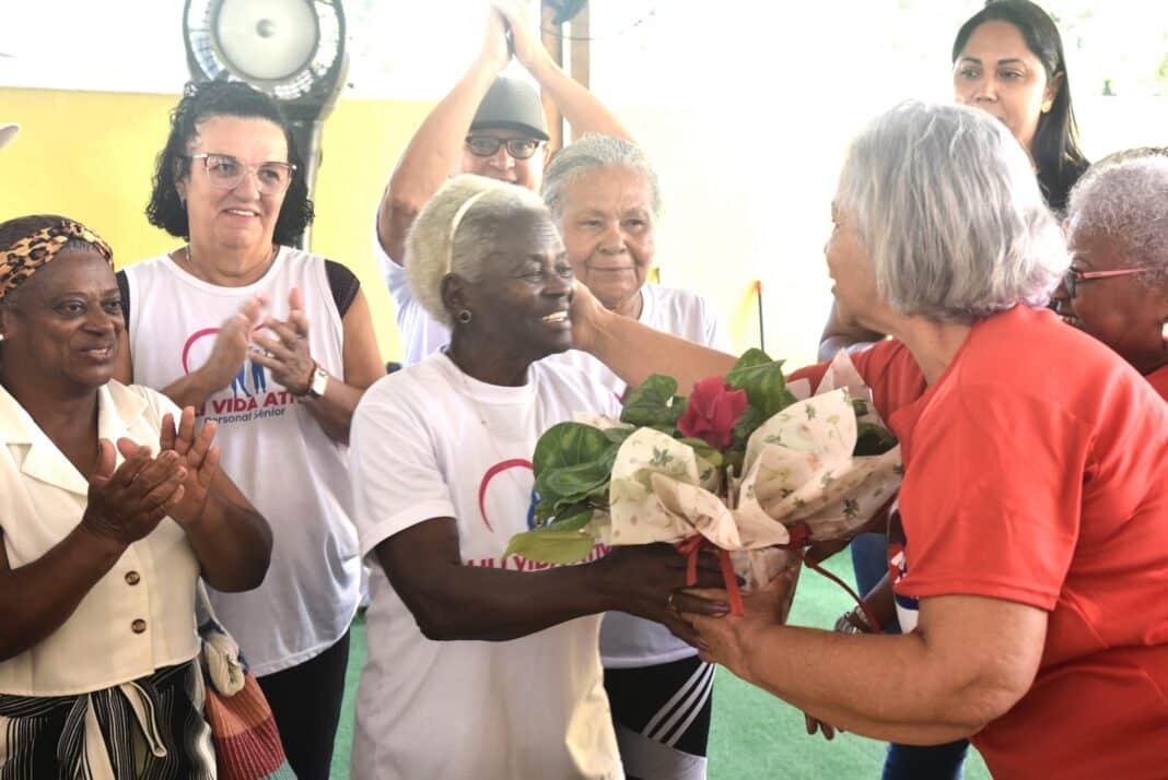 Prefeitura de Maricá homenageia Milter de Deus Silva, uma das mais antigas participantes das atividades para idosos na cidade