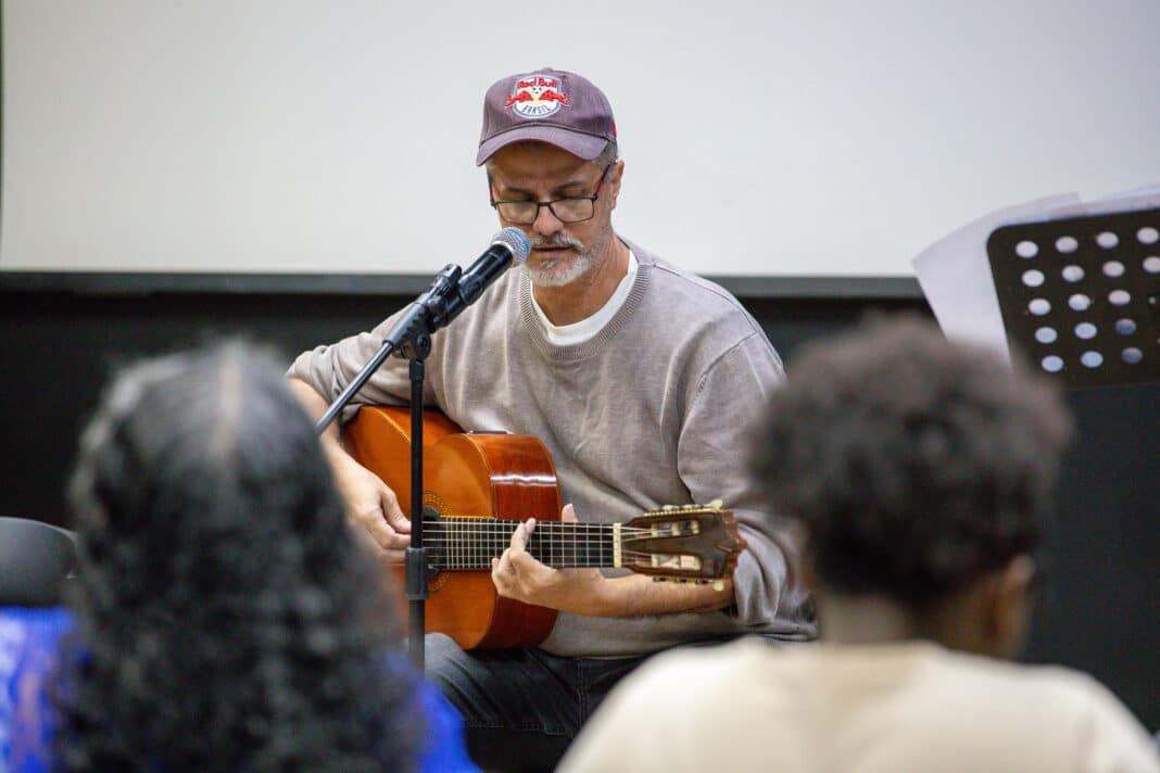 Sarau “Vozes e Versos” celebra mês da Consciência Negra e valoriza a poesia em Maricá