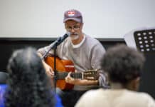Sarau “Vozes e Versos” celebra mês da Consciência Negra e valoriza a poesia em Maricá Sarau “Vozes e Versos” celebra mês da Consciência Negra e valoriza a poesia em Maricá