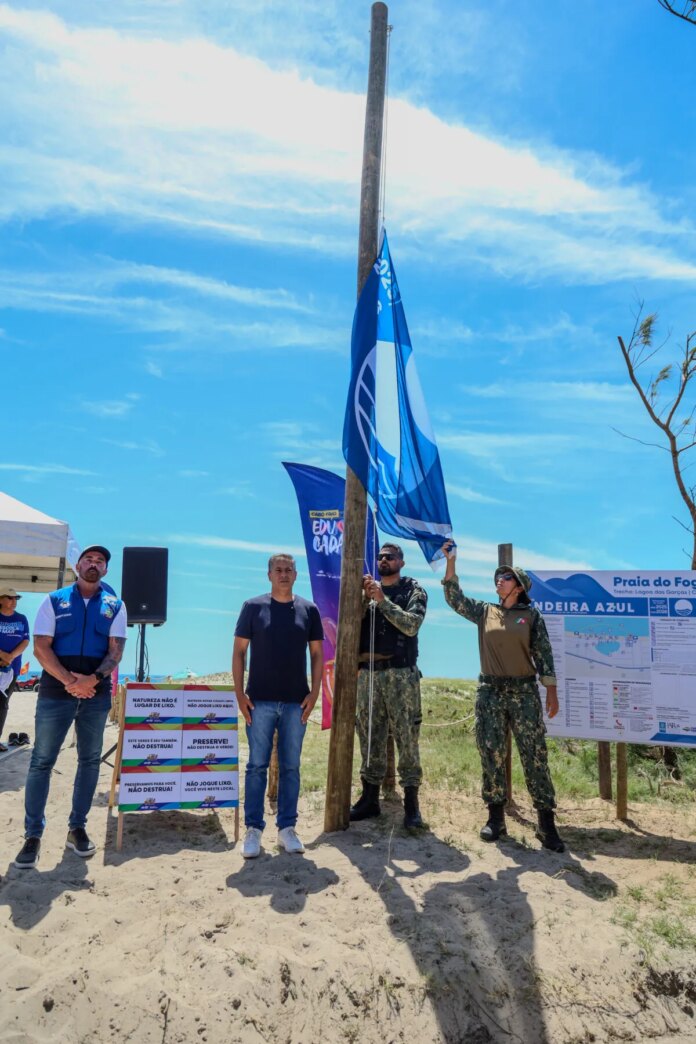 Cabo Frio oficializa segundo selo internacional do Programa Bandeira Azul com hasteamento inédito na Praia do Foguete