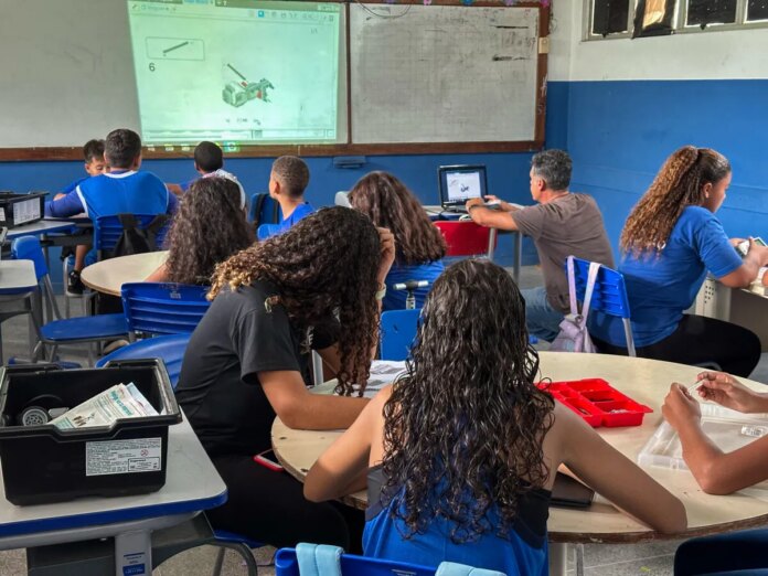 Educação tecnológica avança com certificação de alunos da robótica itinerante