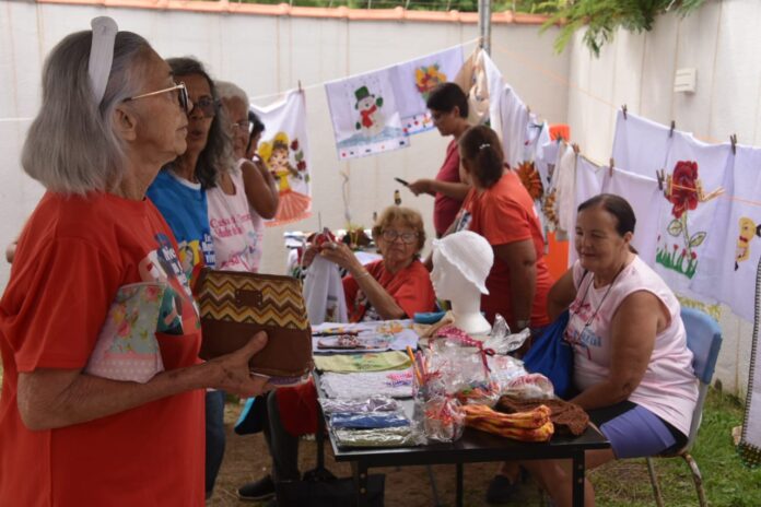 Feira de Artesanato estimula convivência e autonomia de idosos em Maricá