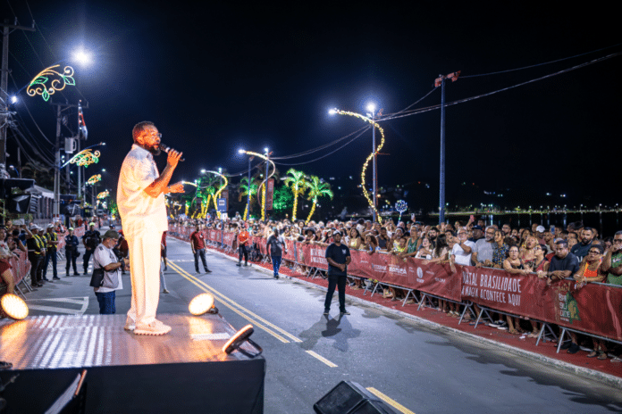 Natal Brasilidade: Dudu Nobre agita público em show especial na Orla de Araçatiba