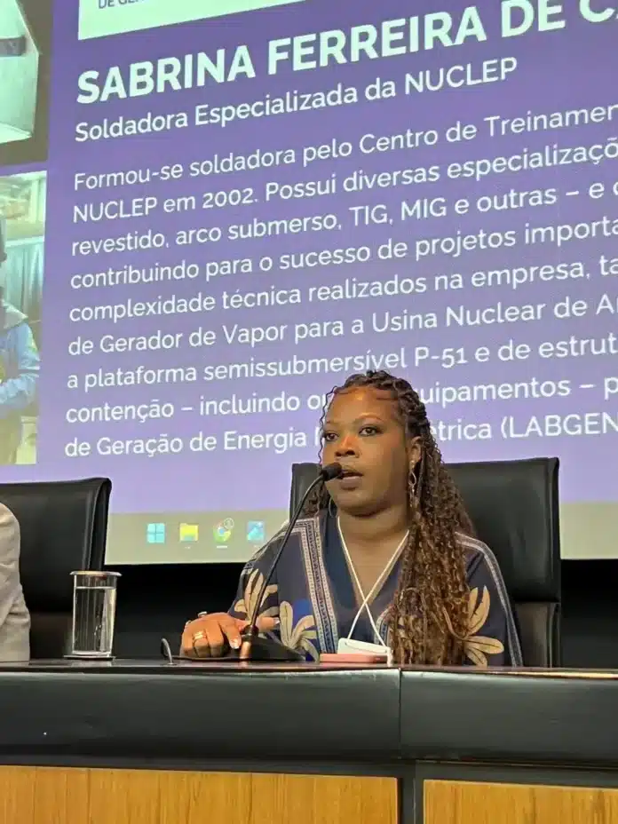 Nuclep destaca força feminina no setor nuclear, soldadora Sabrina Ferreira emociona Brasília e pauta equidade de gênero e raça em evento nacional