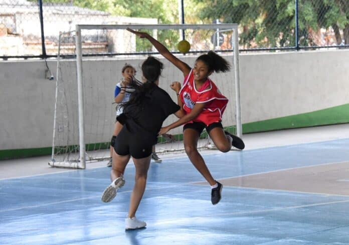 Prefeitura de Maricá oferece aulas gratuitas de handebol e promove integração e disciplina entre os jovens