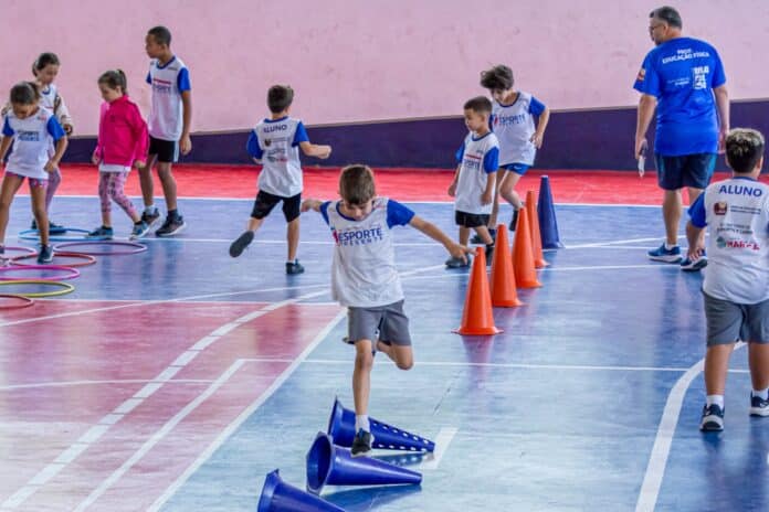 Prefeitura de Maricá promove aulas de treinamento funcional para crianças com foco em coordenação, saúde e diversão