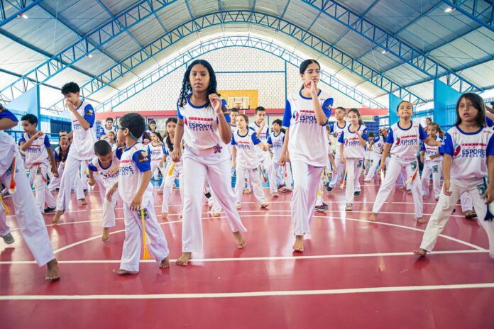 Prefeitura de Maricá promove aulas gratuitas de Capoeira em Itaipuaçu e valoriza tradição afro-brasileira