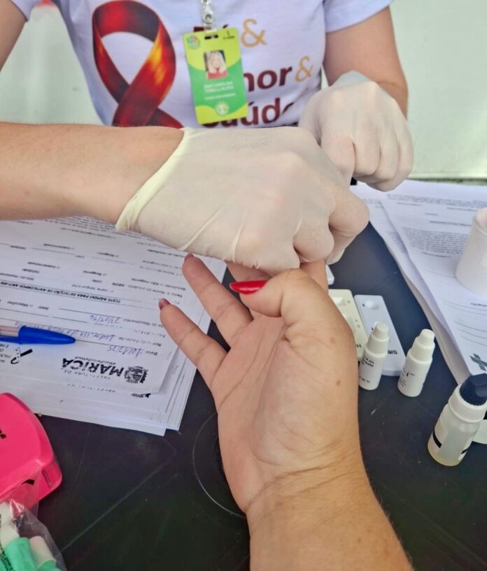Prefeitura de Maricá realiza ação do Dezembro Vermelho com diálogos e testagem na USF Central
