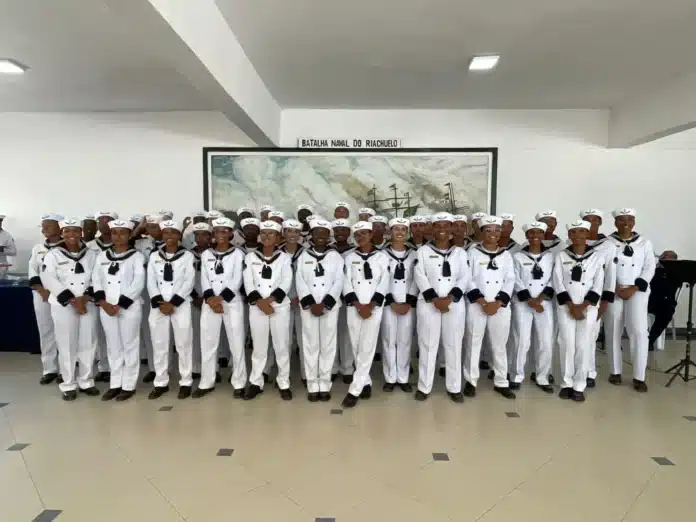 Primeiras marinheiras da Marinha do Brasil se formam na EAMPE, turma mista inédita em Pernambuco marca 168 anos e reforça operações em navios, aeronaves e submarinos