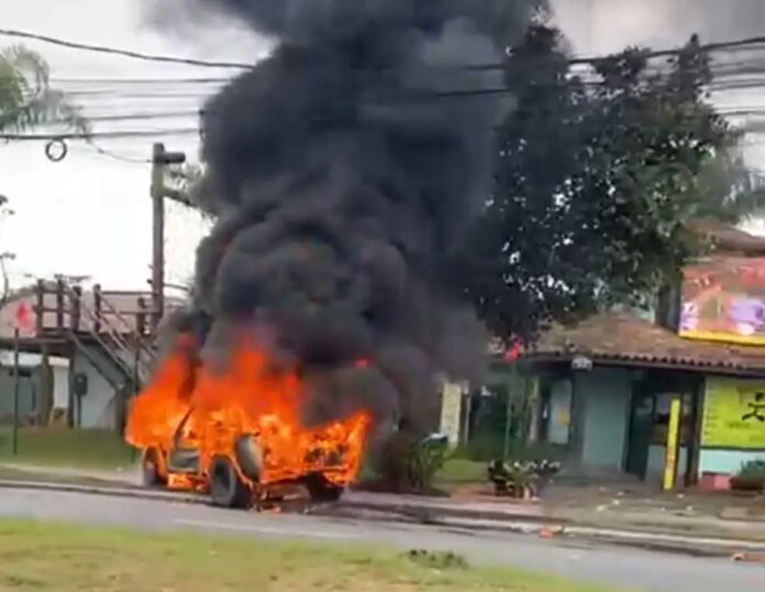 Buggy pega fogo no Centro de Búzios