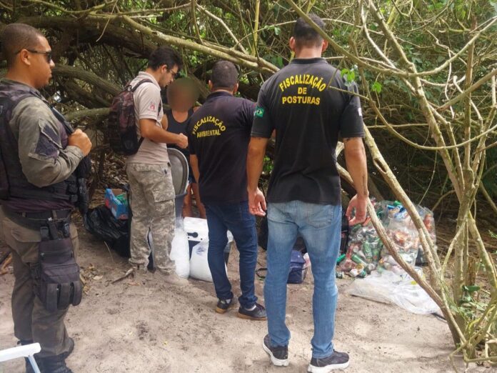 Fiscalização apreende material irregular e suspende atividades na Praia do Forno, em Arraial do Cabo