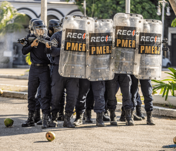 Guardas municipais de Maricá são treinados por policiais do Batalhão de Choque da Polícia Militar