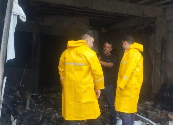 Incêndio atinge lavanderia e residência na Praia dos Anjos, em Arraial do Cabo