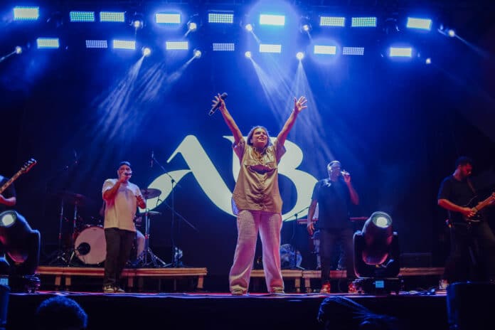 Maricá: Show de Aline Barros leva multidão às ruas no evento Primeiro, Deus