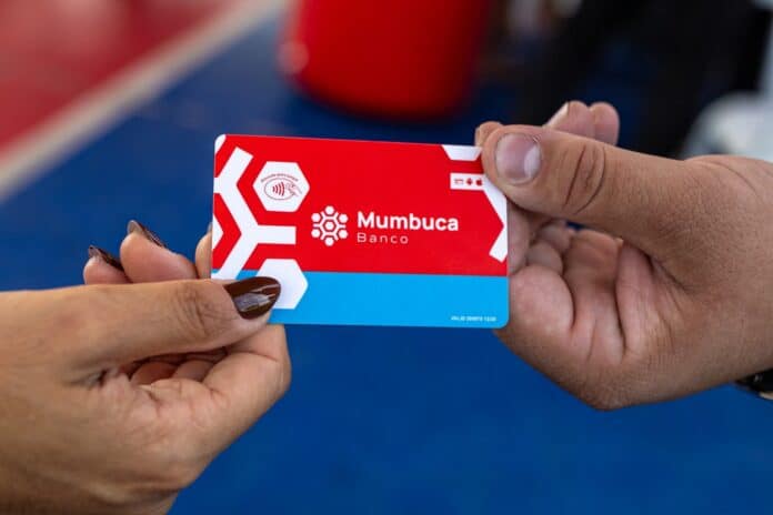 Maricá realiza entrega de novos cartões Mumbuca para beneficiários recadastrados