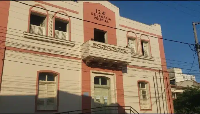 Mulher é assassinada dentro de casa em Saquarema após suposta cobrança de dívida ligada ao tráfico