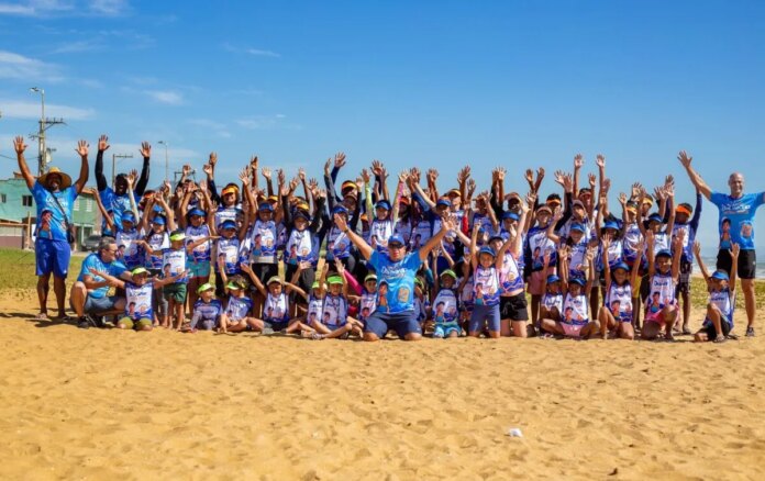 Praia de Unamar, em Tamoios, recebe aula inaugural do Defesinha Verão 2026