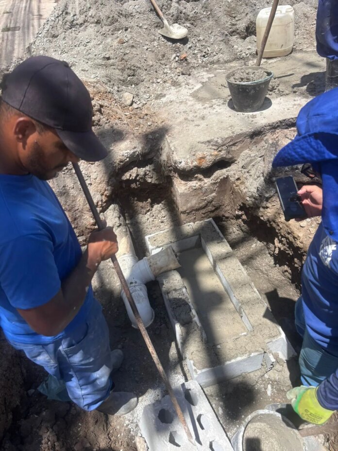 Prefeitura de Cabo Frio realiza manutenção na rede de drenagem da Estrada de Búzios