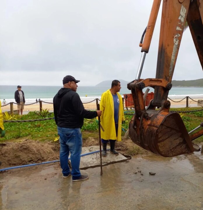 Prefeitura de Cabo Frio realiza reposição de tampa de caixa de cabeamento na Avenida dos Pescadores