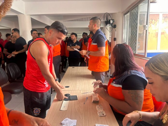 Prefeitura de Maricá entrega novas carteiras de identificação para servidores da Defesa Civil