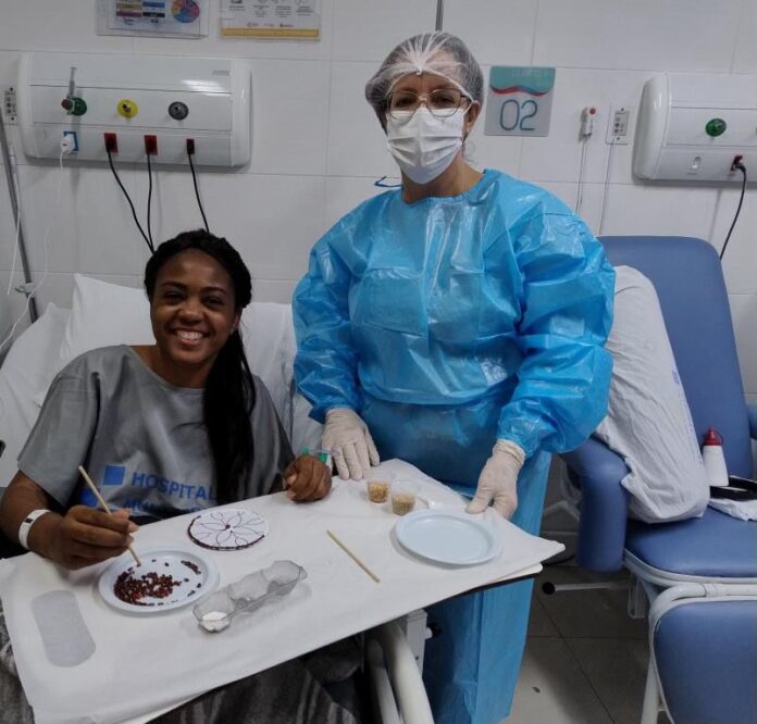 Prefeitura de Maricá leva oficina de artes a pacientes internados no Hospital Municipal Dr. Ernesto Che Guevara