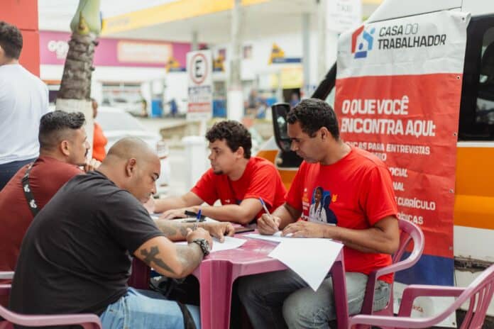 Prefeitura de Maricá leva oportunidades de emprego e orientação trabalhista a Itaipuaçu