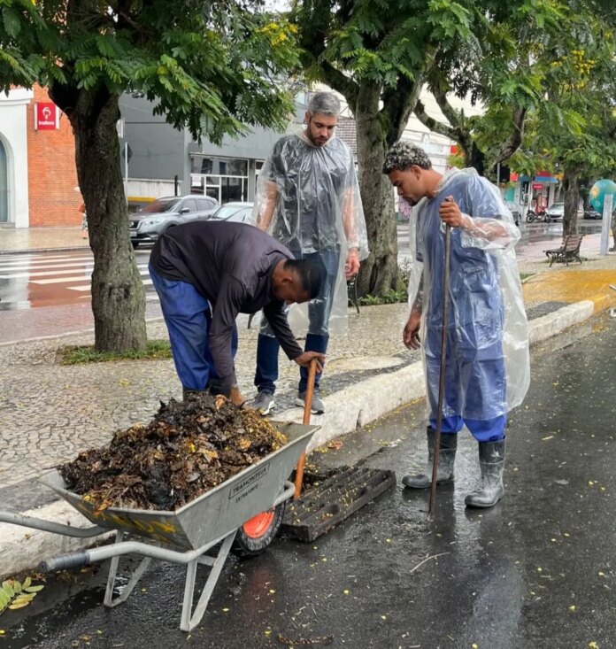 Prefeitura executa manutenção preventiva em bueiros da Avenida Assunção
