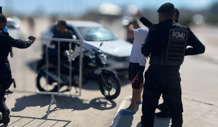 Romu de Cabo Frio prende homem por adulteração de placa de motocicleta na orla da Praia do Forte