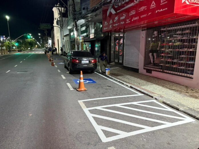 Secretaria de Mobilidade Urbana de Cabo Frio avança na sinalização horizontal na Avenida Nossa Senhora da Assunção, no Centro