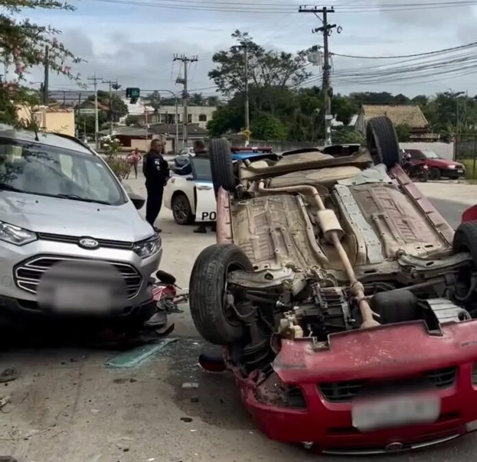 Acidente entre dois carros deixa uma pessoa ferida após capotamento em Araruama